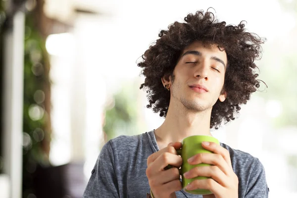 Joven bebiendo café al aire libre — Foto de Stock