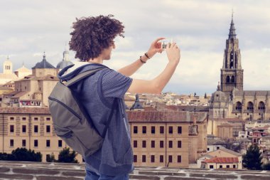 Turist delikanlı ile fotoğraf çekerken sırt çantası