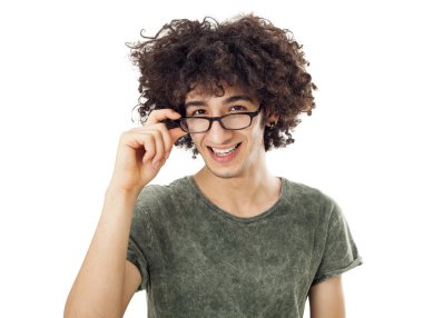 Gözlüklü bir gencin portresi.