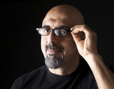 adam portre siyah arka plan üzerine