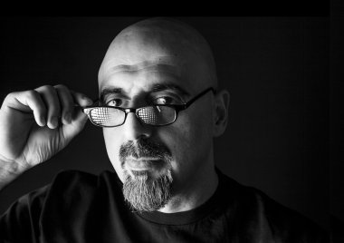 adam portre siyah arka plan üzerine