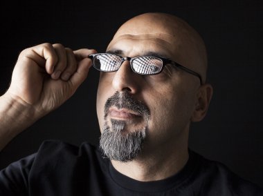 adam portre siyah arka plan üzerine