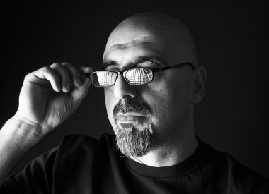 adam portre siyah arka plan üzerine