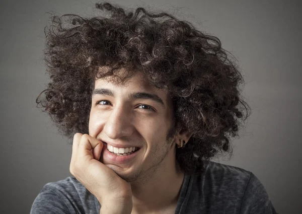 Porträt eines lächelnden jungen Mannes — Stockfoto