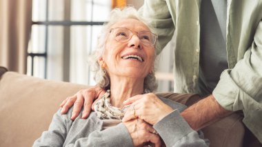 Yaşlı bir insanın omuz omuza rahatlığı.