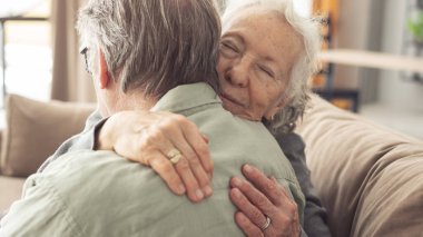 Evde sevgi dolu bir kucaklama.