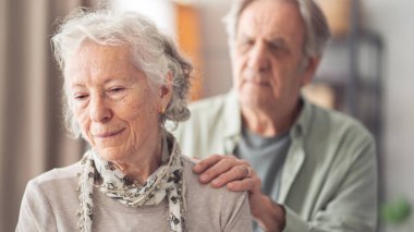 Depresyondaki yaşlı kadın kocasından destek alıyor