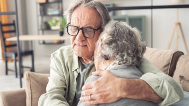 Evde sevgi dolu bir kucaklama.