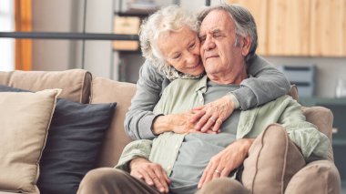 Evde sevgi dolu bir kucaklama.