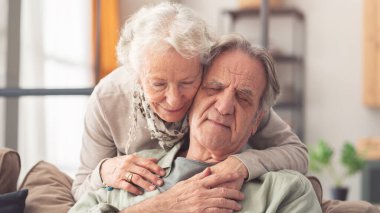 Evde sevgi dolu bir kucaklama.