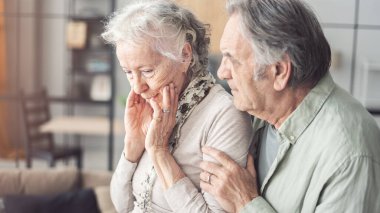 Depresyondaki yaşlı kadın kocasından destek alıyor