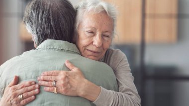 Evde sevgi dolu bir kucaklama.