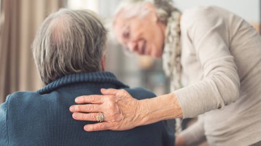 Yaşlı çift birbirini destekliyor.