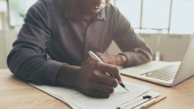 Ofiste çalışan ve belgeleri kontrol eden