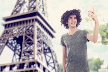 Paris'te genç adam