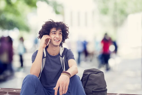 Hombre joven hablando de teléfono móvil — Foto de Stock