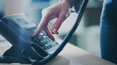 Bir İş Kadını Eli Sabit hattan arıyor.