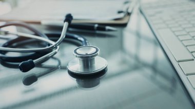 Bilgisayar ve steteskoplu doktor masası