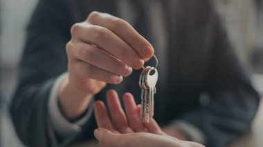 Evin anahtarlarını almak için.