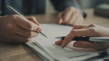 Ofiste anlaşma ve belge imzalama