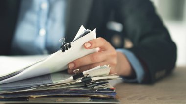 Ofiste belgeler ve dosyalar üzerinde çalışıyorum.