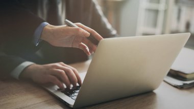 Dizüstü bilgisayarda çalışıyor.