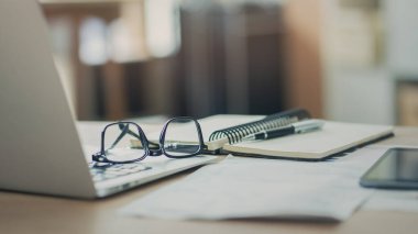 ofis büro dizüstü bilgisayar ve belgeler