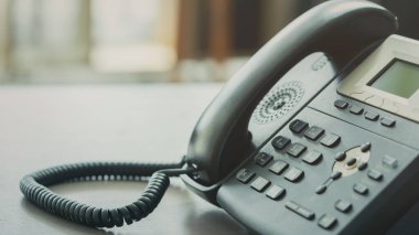 Ofisteki sabit telefon.