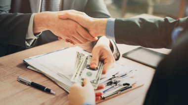 El sıkışmak ve dolar almak.