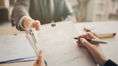 Ofiste anlaşma ve belge imzalama