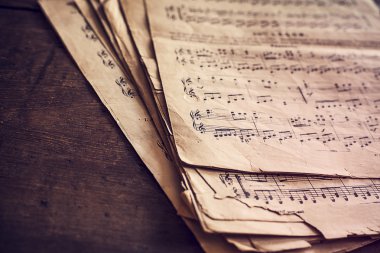 Ahşap arka plan üzerine müzik yaprak