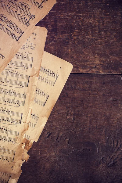 Hojas de música sobre fondo de madera — Foto de Stock