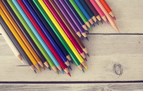 Lápices de colores sobre fondo de madera —  Fotos de Stock