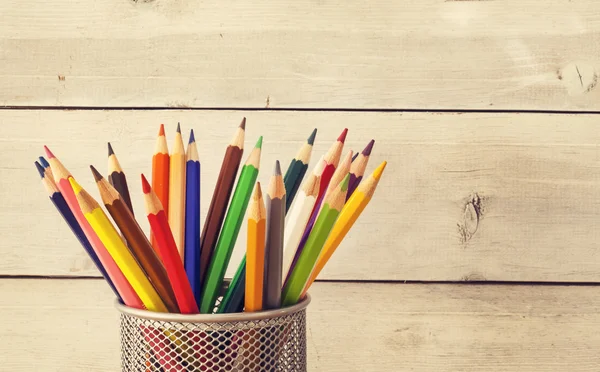 Lápices de colores sobre fondo de madera — Foto de Stock