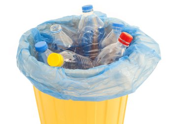 Plastik su şişeleri çöp kutusu içinde