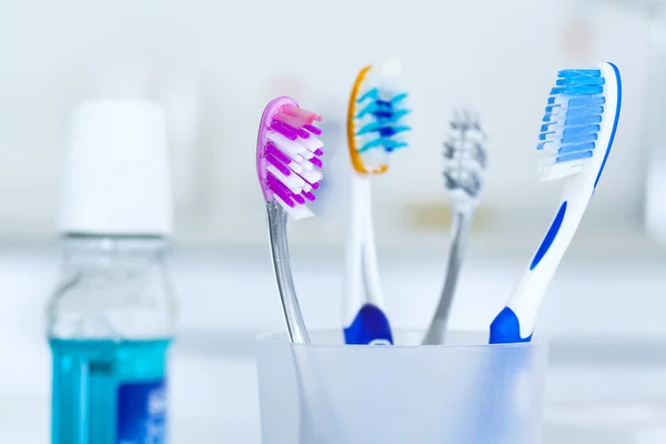 Cepillos de dientes en vidrio — Foto de Stock