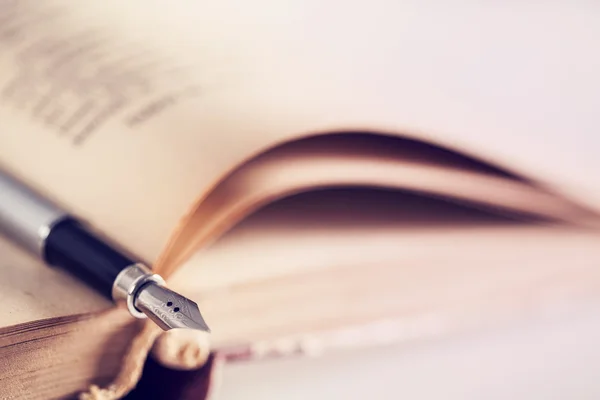 Book and fountain pen — Stock Photo, Image