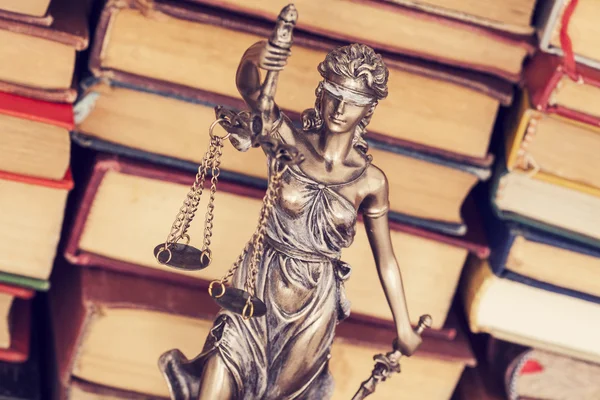 Rechtsbegriff, Statue der Gerechtigkeit und Bücher — Stockfoto