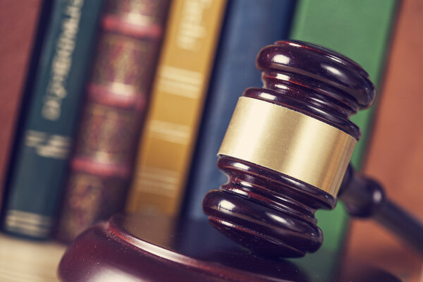 Концепция права, деревянный молоток и книги
