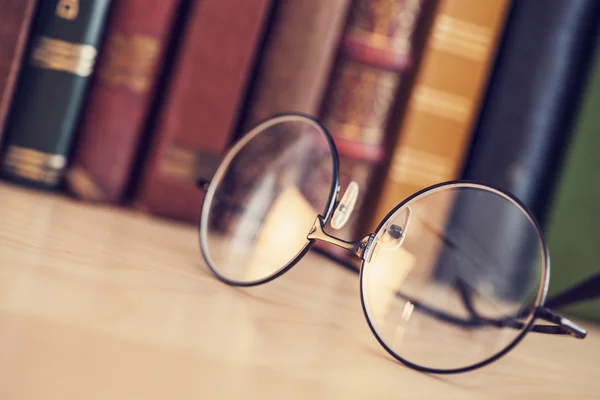 Old hardback books and eyeglasses — Stock Photo, Image