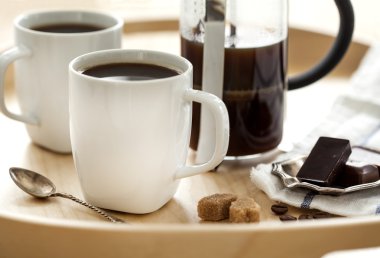 Bardak kahve ve çikolata tepsi