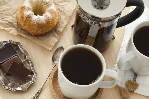 Tazas de café y pastel en bandeja —  Fotos de Stock