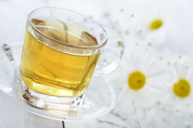 çay papatya çiçeği ile