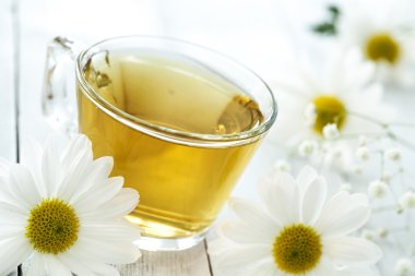 çay papatya çiçeği ile