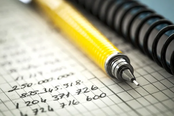 Papierkram und Bleistift aus nächster Nähe — Stockfoto