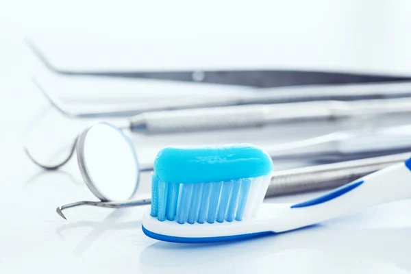 Dental verktyg och tandborste — Stockfoto