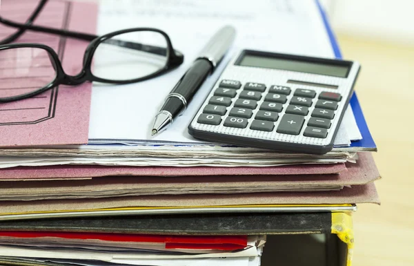 Business desk with file and eyeglasses — Stock Photo, Image