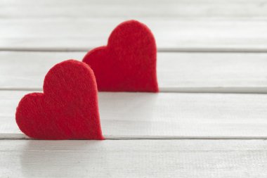 Sevgililer günü kalpleri ahşap arka plan üzerinde