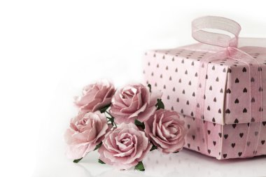 Beyaz arkaplanda pembe hediye kutusu