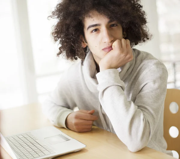 Молодой человек за компьютером — стоковое фото